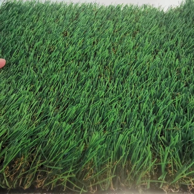 Dtex 12000 "C" Bentuk 40mm Artificial Landscaping Grass 130 jahitan/M Grass Palsu Untuk Taman