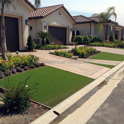 38mm Taman bermain rumput buatan kepadatan tinggi Untuk taman kanak-kanak 40mm Lapisan lateks Low Maintenance Anti gesekan Permeabilitas tinggi