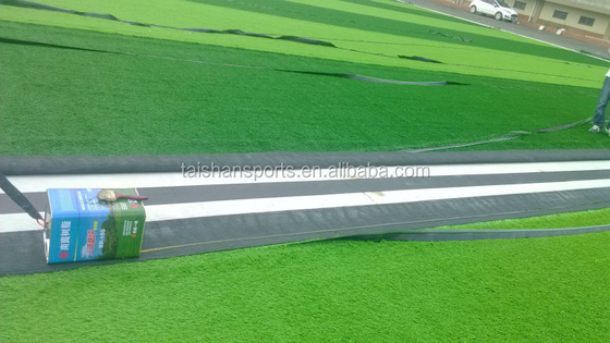 8000 Dtex 140 jahitan / M 55mm Sepak bola rumput sintetis Perawatan rendah dan pemasangan mudah