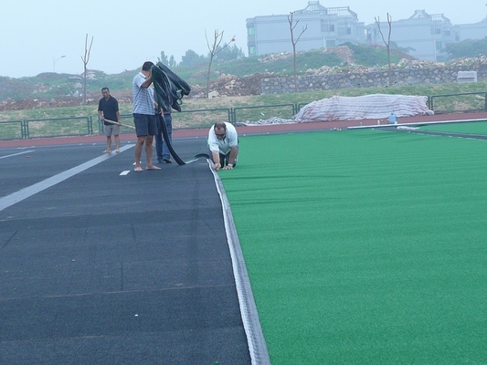 17mm PE Material Golf Rumput buatan untuk olahraga di luar ruangan atau lantai rumah dengan lubang drainase dan kepadatan tinggi