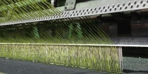 60mm Tinggi Tumpukan Sepak Bola Artificial Turf Olahraga Gambut Palsu 5/8 '' Gauge 140 jahitan / M Gambut buatan
