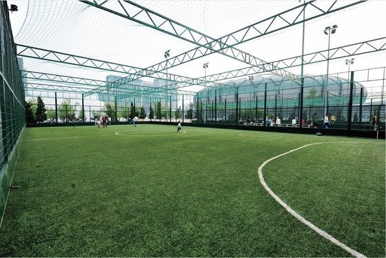 60mm Tinggi Tumpukan Sepak Bola Artificial Turf Olahraga Gambut Palsu 5/8 '' Gauge 140 jahitan / M Gambut buatan