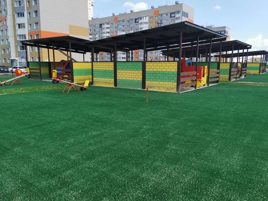 Rumput buatan dengan tinggi tumpukan 42 mm dengan penampilan yang realistis dan perawatan rendah untuk taman dan lansekap