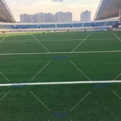 60mm Sertifikat Sepakbola Artificial Grass Untuk olahraga luar ruangan Lapangan Dengan warna yang disesuaikan dtex dan kepadatan pemeliharaan rendah