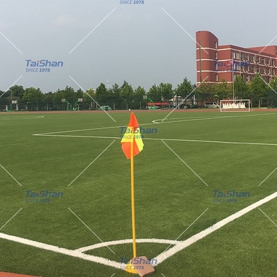 60mm Sertifikat Sepakbola Artificial Grass Untuk olahraga luar ruangan Lapangan Dengan warna yang disesuaikan dtex dan kepadatan pemeliharaan rendah