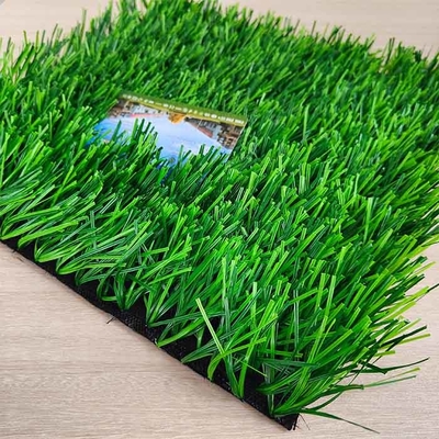 55mm Tinggi Tumpukan Sepakbola rumput buatan Tumpukan yang dibutuhkan tahan UV air permeabel rumput buatan hijau