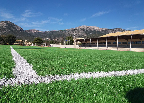 FIFA Disetujui tahan UV 50mm Tinggi Tumpukan Sepak Bola Rumput buatan dengan kepadatan tinggi dan perawatan rendah
