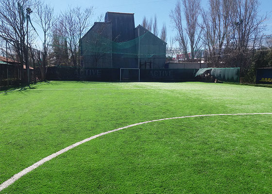 FIFA Disetujui tahan UV 50mm Tinggi Tumpukan Sepak Bola Rumput buatan dengan kepadatan tinggi dan perawatan rendah