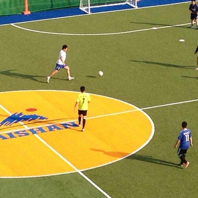 55mm Tinggi Tumpukan Sepakbola rumput buatan Tumpukan yang dibutuhkan tahan UV air permeabel rumput buatan hijau