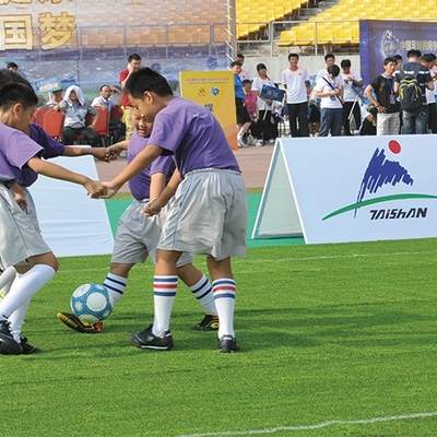 55mm Tinggi Tumpukan Sepakbola rumput buatan Tumpukan yang dibutuhkan tahan UV air permeabel rumput buatan hijau