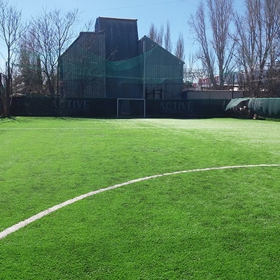 55mm Tinggi Tumpukan Sepakbola rumput buatan Tumpukan yang dibutuhkan tahan UV air permeabel rumput buatan hijau