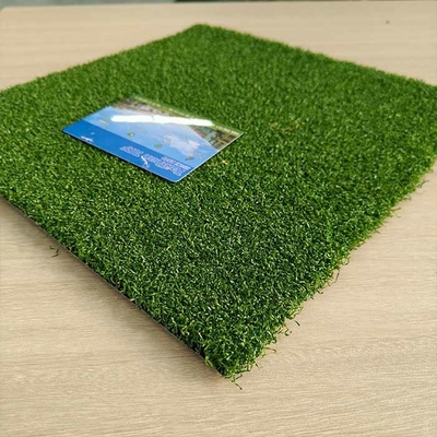 Green Golf Artificial Turf Dtex 6000 15mm Artificial Grass Dengan Serat melengkung Untuk Olahraga Dan Taman