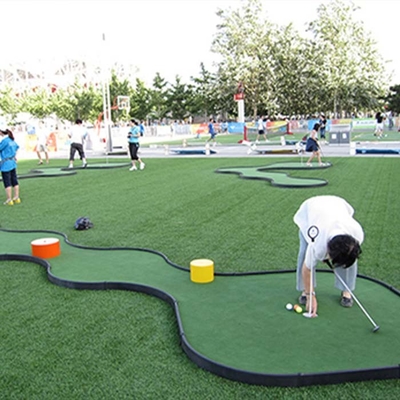 Green Golf Artificial Turf Dtex 6000 15mm Artificial Grass Dengan Serat melengkung Untuk Olahraga Dan Taman