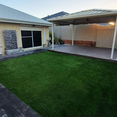 30MM rumput buatan hijau tanpa isian yang digunakan untuk area hewan peliharaan atau taman atap dengan ketahanan UV dan elastisitas yang baik