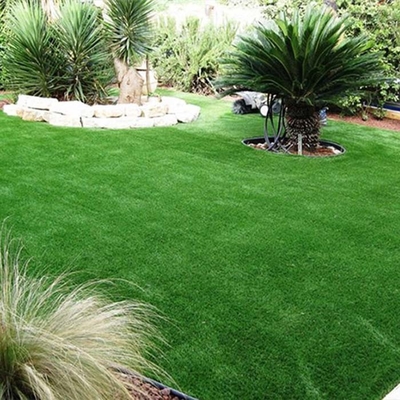 Multicolor Non-Fill Rumput sintetis 30mm Perlindungan Lingkungan Pemasangan sederhana Perawatan rendah