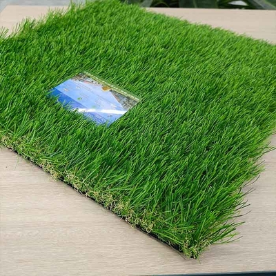 Perlindungan Lingkungan 40mm C Bentuk Lanskap Hijau rumput buatan palsu dengan lubang drainase
