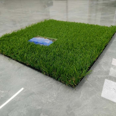 Gunakan rumput hijau buatan lanskap 35mm untuk mengubah area rekreasi dan halaman belakang keluarga Anda