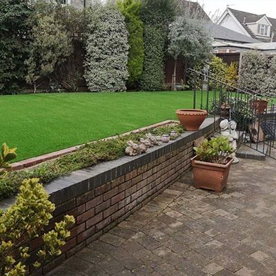 Rumput Sintetis Lanskap Tinggi Tumpukan 45mm Dengan Benang Bentuk Datar Tersedia Dalam Panjang Berapapun yang Dibutuhkan