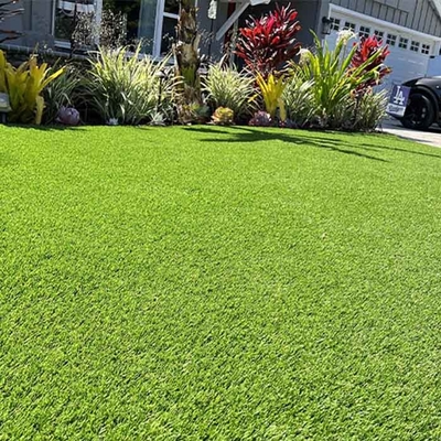 Gunakan rumput hijau buatan lanskap 35mm untuk mengubah area rekreasi dan halaman belakang keluarga Anda