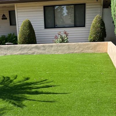 Rumput buatan dengan tinggi tumpukan 42 mm dengan penampilan yang realistis dan perawatan rendah untuk taman dan lansekap