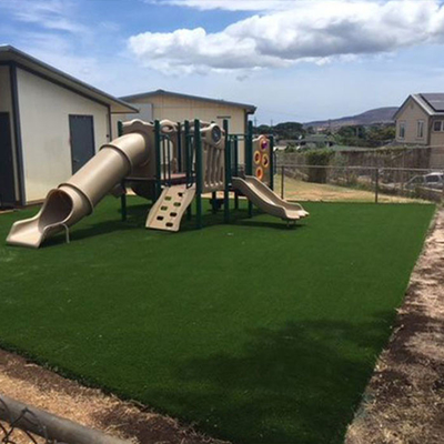 Taman bermain yang tidak beracun rumput buatan 45mm Tinggi tumpukan rumput palsu ramah lingkungan dengan perawatan rendah