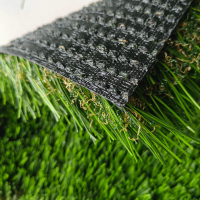 Kinerja tinggi ketahanan UV yang baik dan pemasangan mudah Landscape Rumput buatan dengan drainase perforasi