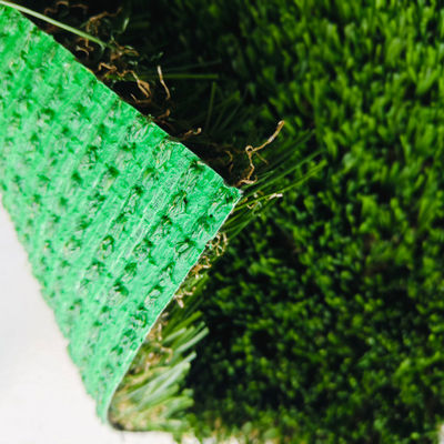 Tanah rumput sintetis dengan ketebalan 30 mm dengan lapisan lem hijau untuk lansekap dan kebun