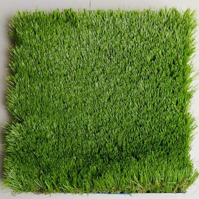 50MM Tinggi Tumpukan Landscape yang dapat disesuaikan Rumput buatan PP Backing SBR Lapisan Lateks Dengan pemasangan yang mudah