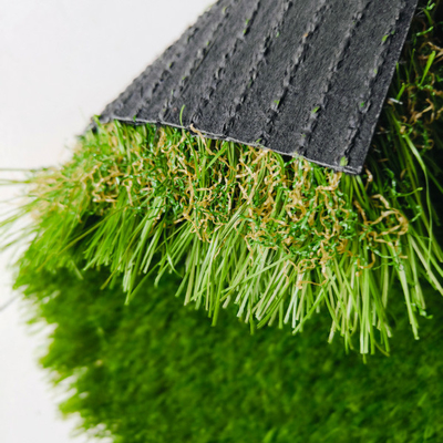 50MM Tinggi Tumpukan Landscape yang dapat disesuaikan Rumput buatan PP Backing SBR Lapisan Lateks Dengan pemasangan yang mudah