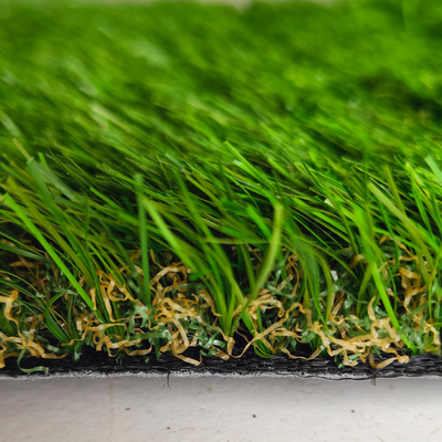 Rumput buatan 40mm dengan kepadatan tinggi, ramah lingkungan dan tidak penuh dengan rumput melengkung tinggi yang digunakan untuk tempat olahraga