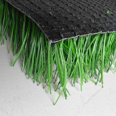 Rumput buatan tahan lama untuk olahraga dan rekreasi dengan kepadatan 18000 Dtex dan 7560 jahitan/m2