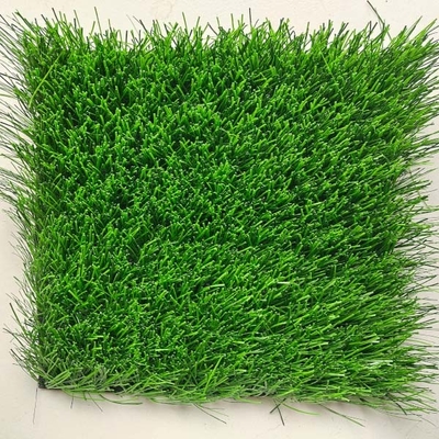60mm Tinggi Tumpukan rumput buatan hijau Digunakan untuk olahraga luar dengan ketahanan UV yang besar dan pemeliharaan rendah