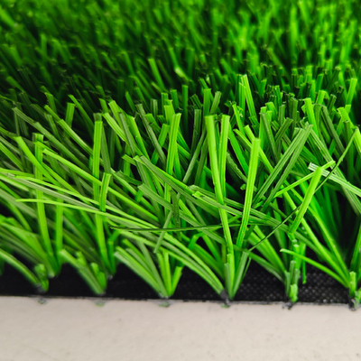 60mm Tinggi Tumpukan rumput buatan hijau Digunakan untuk olahraga luar dengan ketahanan UV yang besar dan pemeliharaan rendah