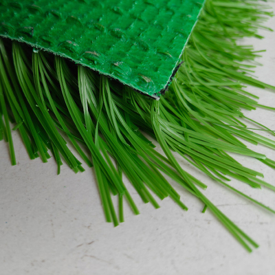Olahraga buatan rumput hijau 50mm tahan sinar UV dengan PP + Leno Backing Dan Green SBR Latex