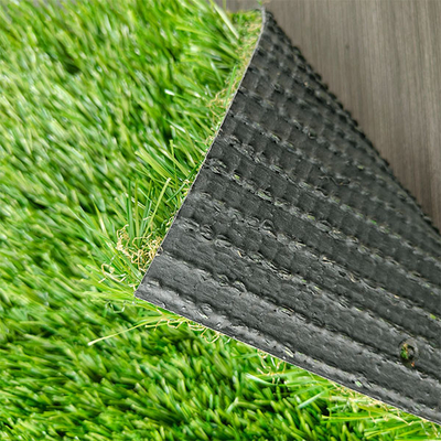7700 Dtex PP/PE material Artificial Green Grass Dengan 180 tingkat jahitan Per Meter dan 3/8 inci gauge