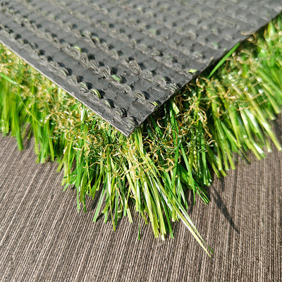 7700 Dtex PP/PE material Artificial Green Grass Dengan 180 tingkat jahitan Per Meter dan 3/8 inci gauge