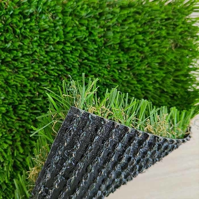 32mm Low Shrinkage Leisure Landscape Artificial Turf dengan PU Adhesive dan Double PP Backing