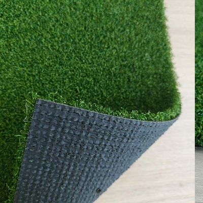 15mm Golf Artificial Turf Berkinerja Tinggi Dengan Ketahanan UV Yang Baik Permukaan Datar Dan Perasaan Lembut