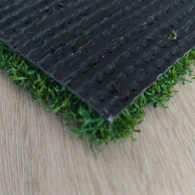 15mm Golf Artificial Turf Berkinerja Tinggi Dengan Ketahanan UV Yang Baik Permukaan Datar Dan Perasaan Lembut