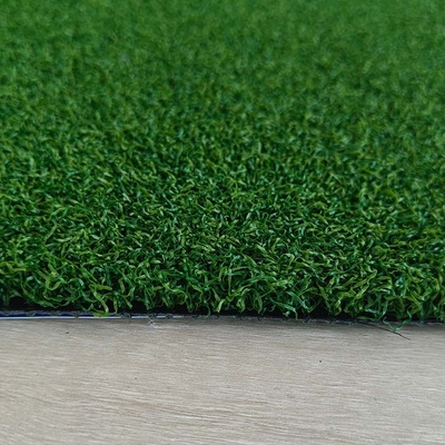 15mm Golf Artificial Turf Berkinerja Tinggi Dengan Ketahanan UV Yang Baik Permukaan Datar Dan Perasaan Lembut