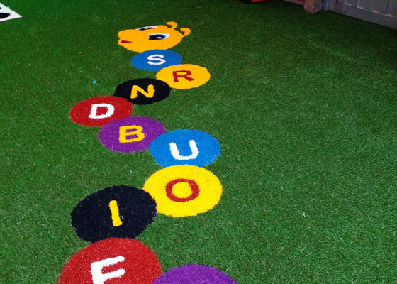 Logo rumput buatan berfoto tahan lama 15mm Rumput sintetis yang disesuaikan untuk dekorasi lapangan olahraga atau area rekreasi