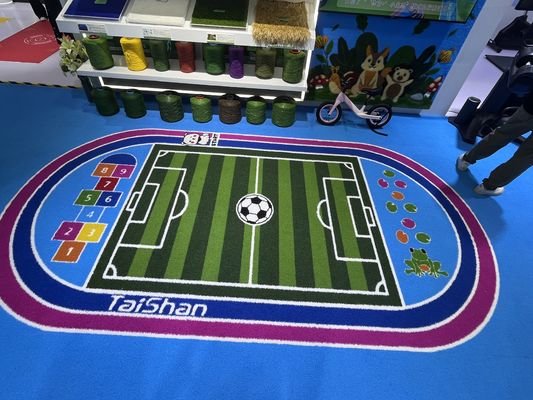 Spesifikasi yang dapat disesuaikan Tanah rumput sepak bola mini dengan lapangan sepak bola buatan kelas olahraga untuk pemeliharaan rendah