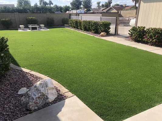 Rumput buatan dengan tinggi tumpukan 40 mm dengan penampilan yang realistis dan perawatan rendah untuk taman dan lansekap