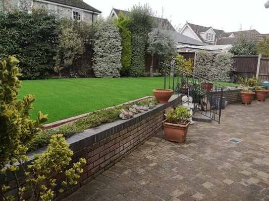 Rumput buatan dengan tinggi tumpukan 40 mm dengan penampilan yang realistis dan perawatan rendah untuk taman dan lansekap