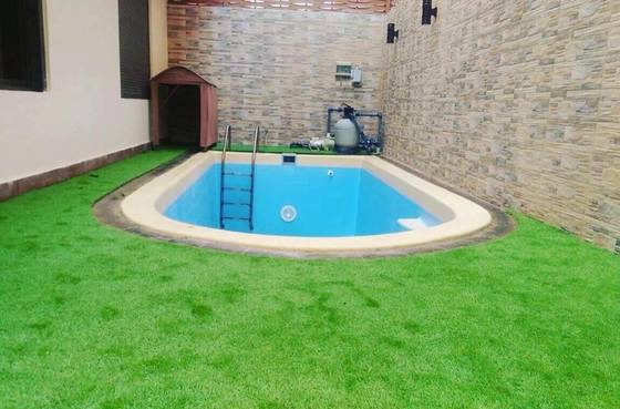 Rumput buatan dengan tinggi tumpukan 40 mm dengan penampilan yang realistis dan perawatan rendah untuk taman dan lansekap