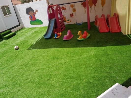 Rumput buatan dengan tinggi tumpukan 45 mm dengan penampilan yang realistis dan pemeliharaan yang rendah untuk taman