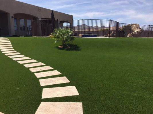 Rumput buatan dengan tinggi tumpukan 30 mm dengan penampilan yang realistis dan perawatan rendah untuk taman