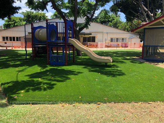 Rumput buatan dengan tinggi tumpukan 30 mm dengan penampilan yang realistis dan perawatan rendah untuk taman