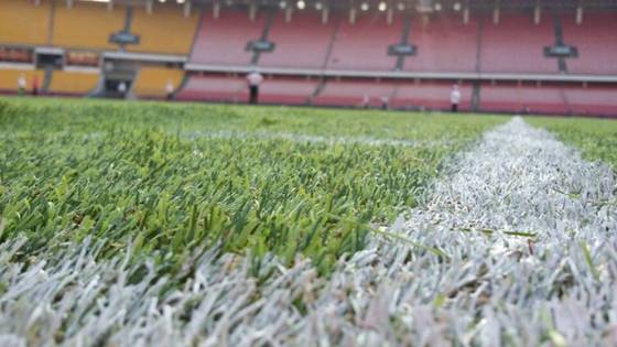Tanah rumput buatan tanpa isian untuk lapangan sepak bola dengan permeabilitas air yang besar untuk grosir dan agen lokal
