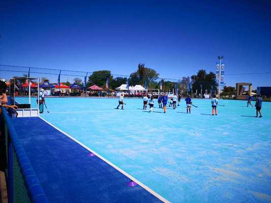 Tanah lapis buatan hoki bersertifikat FIH dengan ketinggian tumpukan 14 mm dan semprotan air untuk permainan yang konsisten